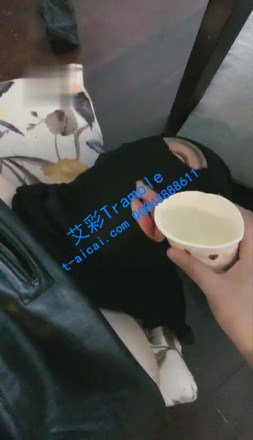 图片[1]_【女暴君】男盆友脏东西，在脚上舔（混升水一起喝）_HD绳艺资源