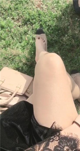 图片[1]_若依 户外春天的微风里遛遛家奴_HD绳艺资源