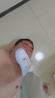 图片[1]_【微甜】小白鞋短袜狠虐脚下狗_HD绳艺资源