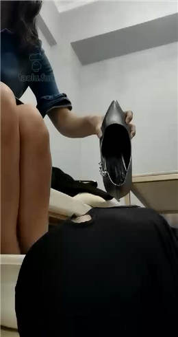 图片[1]_琛儿 用嘴伺候主人洗脚+高跟鞋喂洗脚水_HD绳艺资源