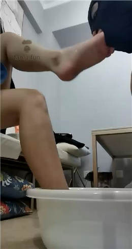 图片[1]_琛儿 用嘴伺候主人洗脚+高跟鞋喂洗脚水_HD绳艺资源