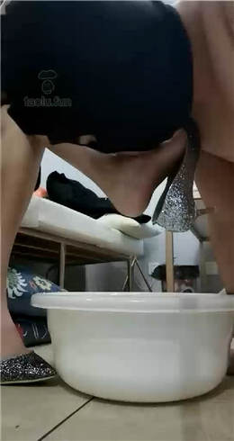 图片[1]_琛儿 用嘴伺候主人洗脚+高跟鞋喂洗脚水_HD绳艺资源