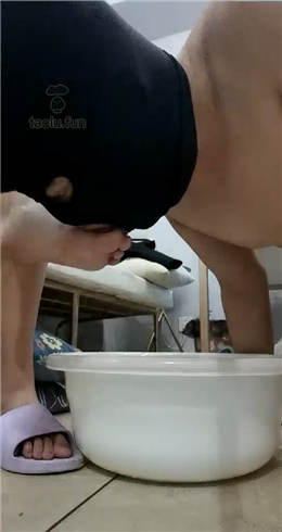 图片[1]_琛儿 用嘴伺候主人洗脚+高跟鞋喂洗脚水_HD绳艺资源