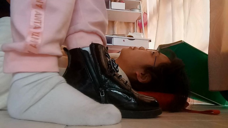 136【00后校园】吞舔妹妹的臭脚臭袜 3EKPVR_HD绳艺资源