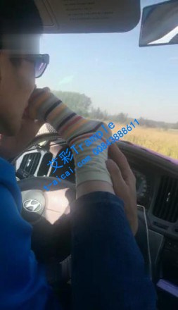 图片[1]_168【恋足视频】带女朋友到郊区 车内脱袜舔脚_HD绳艺资源