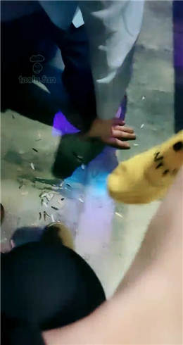 图片[1]_柒柒殿下 带素人姐姐KTV艺术训练贱狗 走廊骑行店员围观_HD绳艺资源