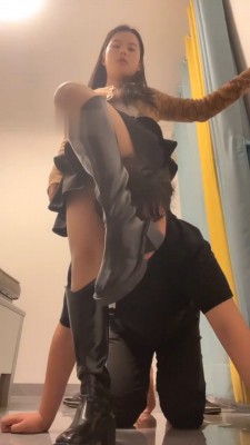 【伊诺】巨人视角-长靴踩踏/近距离恋足舔/竖中指鄙视_HD绳艺资源