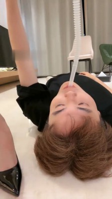 图片[8]_【妲己】高跟长靴踩/转胯/闻白袜/喝圣水/脚插嘴_HD绳艺资源