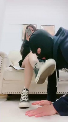 【甜一】高帮帆布鞋踩踏/吃口水/舔脏鞋/裸足插嘴_HD绳艺资源