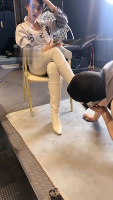 图片[5]_【冰诺】狗地毯舔长靴裸足_HD绳艺资源