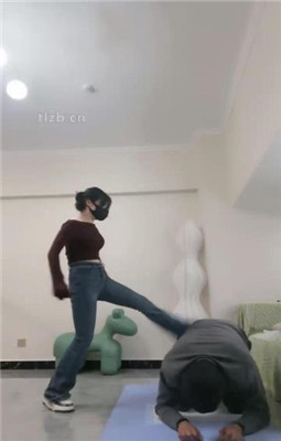 【不期而遇】舔脏鞋底闻白袜/重度踢踹_HD绳艺资源