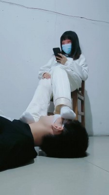 【可可黎黎子】素人学生主-白袜裸足踩脚垫_HD绳艺资源