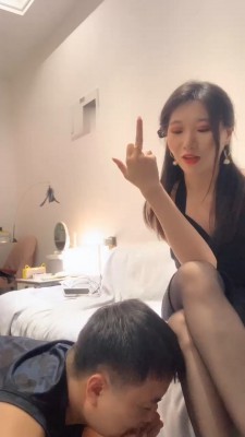 【小麦】高跟黑丝踩狗/胶带封嘴/虐乳/数据线训练_HD绳艺资源