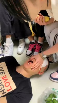 图片[2]_【精神小妹】4S学生主-运动鞋白袜/喂食呕吐_HD绳艺资源