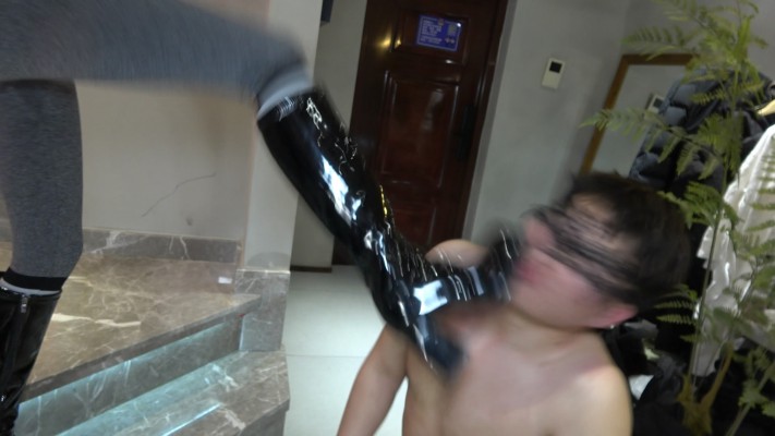 图片[10]_【双胞胎萌主】舔脏鞋底，暴踹狗脸，高难度挑战耳光_HD绳艺资源