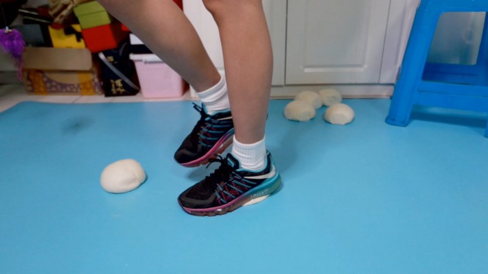 图片[4]_【芊芊】三双鞋踩馒头做狗脸 动态视角_HD绳艺资源