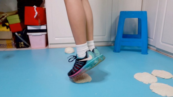 图片[10]_【芊芊】三双鞋踩馒头做狗脸 动态视角_HD绳艺资源