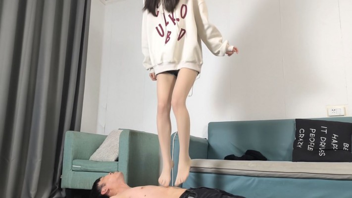 【女神学院·梓】长腿女神踩踏_HD绳艺资源