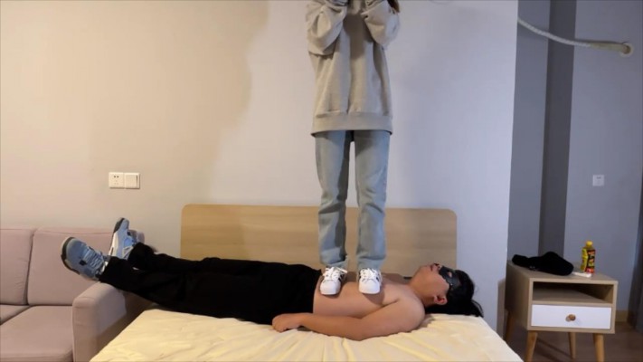 【00后小彤】牛仔裤贝壳头插嘴踩脸，在身上大跳_HD绳艺资源