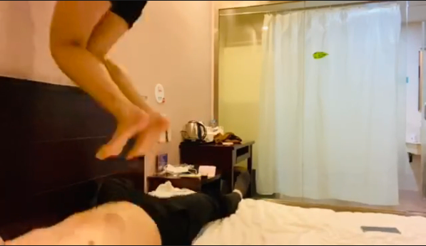 【小薇】素人高中生裸足白袜各种踩_HD绳艺资源