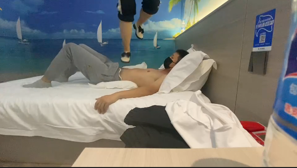 素人大学生小皮鞋跳踩全体重裸足踩脖子_HD绳艺资源