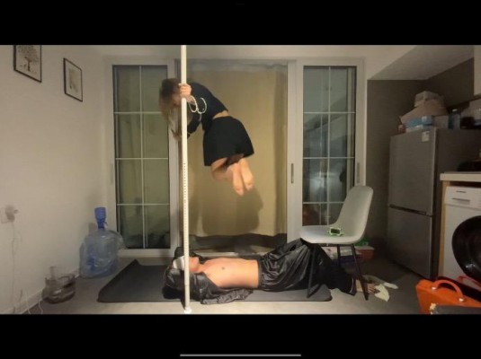 图片[3]_新人精神小妹第一次玩狗 爆狠跳踩 原味脚闷脸_HD绳艺资源