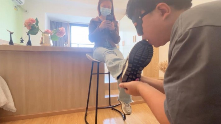 图片[3]_【无双sama】日常清理鞋底，裸足踩踏插嘴_HD绳艺资源