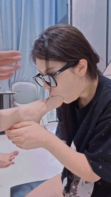 图片[15]_【红颜榜】皇家御姐露脸艺术圣水舔脚双调女奴一柔_HD绳艺资源