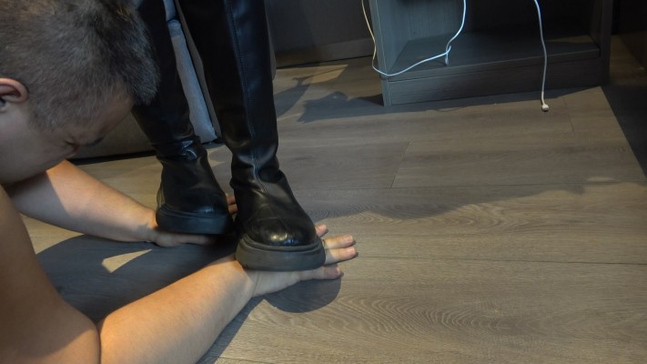 图片[2]_【领主老大】平底靴体罚折磨贱狗，踩脖子窒息_HD绳艺资源