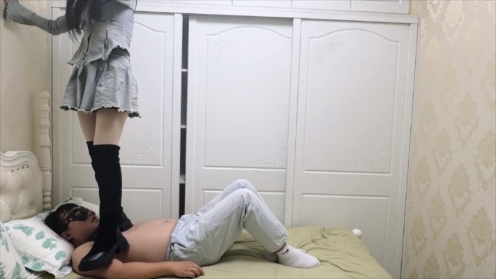 图片[4]_【无双工作室】素人系列三：素人妹子全体重踩踏+踩脖子踩手闻靴子_HD绳艺资源