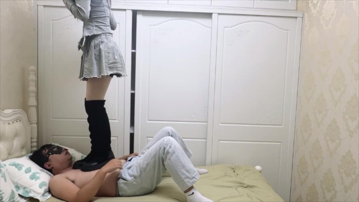 图片[5]_【无双工作室】素人系列三：素人妹子全体重踩踏+踩脖子踩手闻靴子_HD绳艺资源