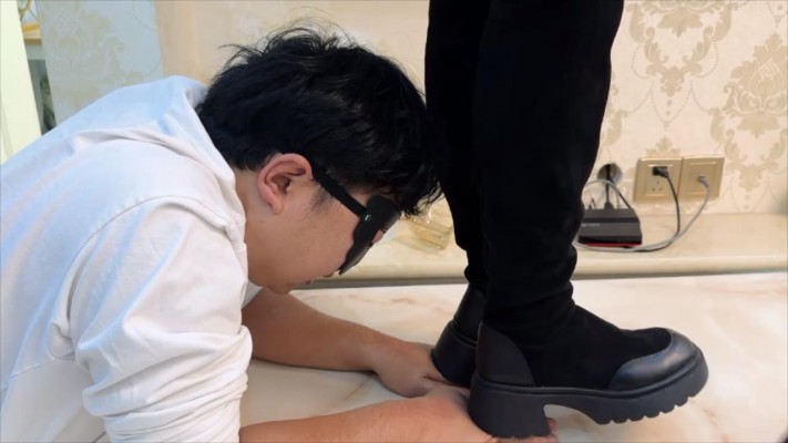 图片[7]_【无双工作室】素人系列三：素人妹子全体重踩踏+踩脖子踩手闻靴子_HD绳艺资源