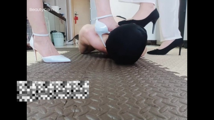 图片[11]_小鱼姐姐晚礼服白高跟携手梦梦女神艺术全体重踩踏，踩脖子_HD绳艺资源