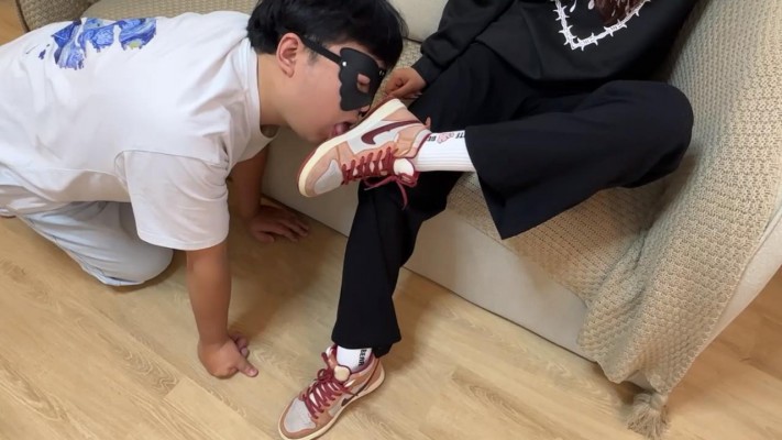 【无双工作室】素人系列二：给素人舔鞋底，鞋底喂食_HD绳艺资源