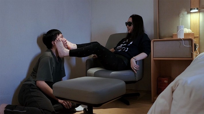 图片[8]_【红颜榜】羽神长靴臭棉袜虐奴喂食脚趾甲脚皮——人体垃圾桶系列（八）_HD绳艺资源