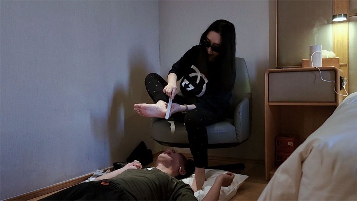 图片[9]_【红颜榜】羽神长靴臭棉袜虐奴喂食脚趾甲脚皮——人体垃圾桶系列（八）_HD绳艺资源