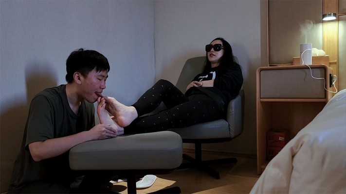 图片[13]_【红颜榜】羽神长靴臭棉袜虐奴喂食脚趾甲脚皮——人体垃圾桶系列（八）_HD绳艺资源