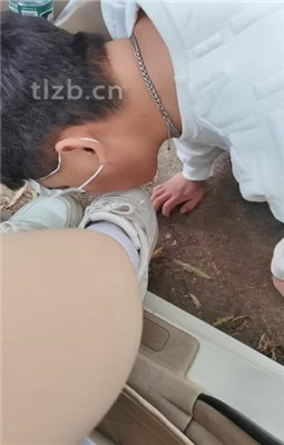 【喵主】户外虐-白鞋白袜踩虐舔/踢踹_HD绳艺资源