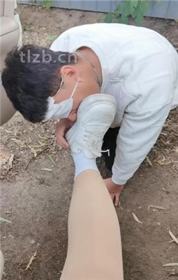 图片[2]_【喵主】户外虐-白鞋白袜踩虐舔/踢踹_HD绳艺资源