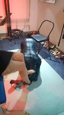 【慧慧】臭脚丫闻舔/坐脸窒息/踩踏_HD绳艺资源