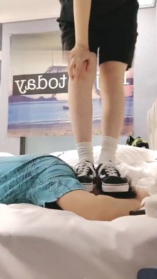 【欣欣】黑鞋白袜全体重踩踏/腿绞_HD绳艺资源