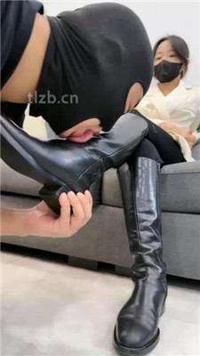 图片[2]_【辣姐】皮靴保养后奖励喂食狗罐头_HD绳艺资源