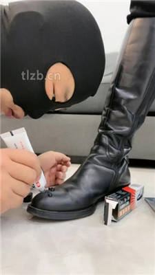 图片[4]_【辣姐】皮靴保养后奖励喂食狗罐头_HD绳艺资源