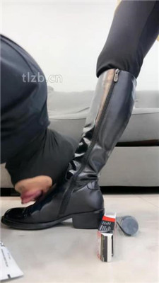 图片[5]_【辣姐】皮靴保养后奖励喂食狗罐头_HD绳艺资源