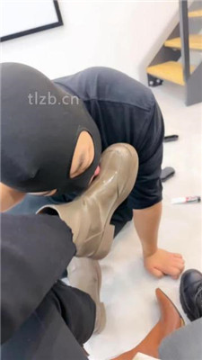 图片[9]_【辣姐】皮靴保养后奖励喂食狗罐头_HD绳艺资源