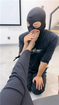 图片[13]_【辣姐】皮靴保养后奖励喂食狗罐头_HD绳艺资源