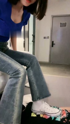 【娇娇】小白鞋白袜踩脚垫/近距离舔_HD绳艺资源