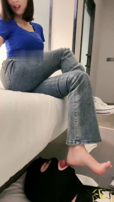 图片[3]_【娇娇】小白鞋白袜踩脚垫/近距离舔_HD绳艺资源