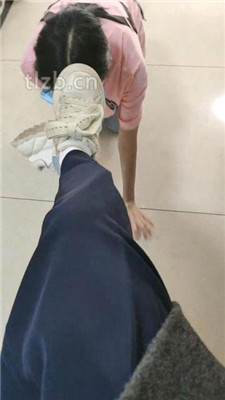 图片[2]_【爱可呀】学姐舌头清洗各种鞋/脚喂食踩舌【完整版】_HD绳艺资源