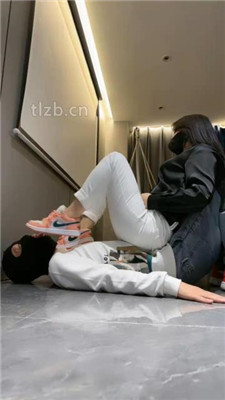 【辣姐】运动鞋全体重踩/船袜脚插嘴/吃袜子/口水吐脸_HD绳艺资源